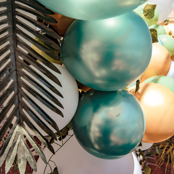 Arche de ballons Dégradé de Verts, Or et Feuilles Tropicales - Maison Yvon