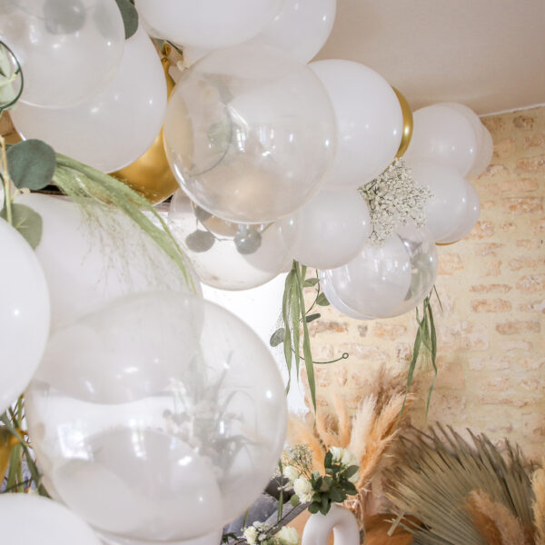 Arche de ballons Blanc, Or et Eucalyptus - Maison Yvon