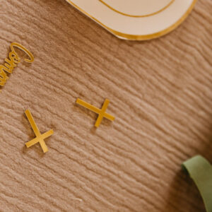 Décoration de table confettis or croix communion Maison Yvon